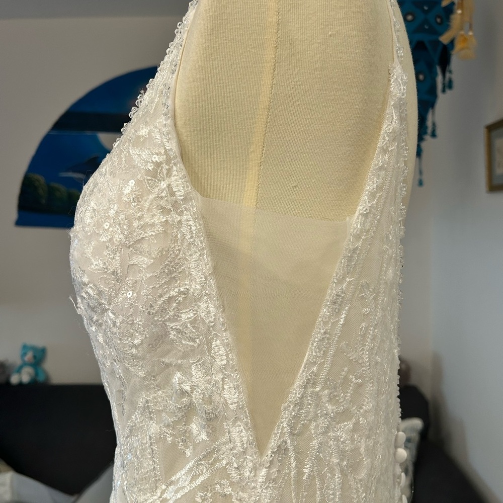 Beaded wedding dress with train - Picture 7 of 10